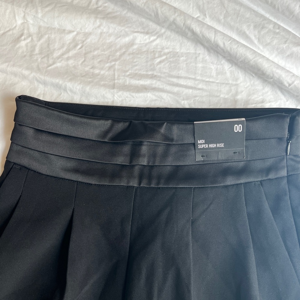 High waist midi shorts. Tuxedo waist . Brand new with tags. Black. size 00 - Picture 4 of 8